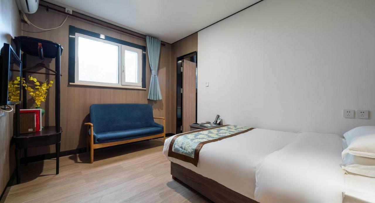 East Sacred Hotel ᴸᴱo---Foreign Accept---Tourism Service English-Speaking 丨 Near Tiananmen Forbidden City丨very Close To Metro Zhangzizhong And Beixinqiao 丨european Foot Ball English丨free Advance Tickets And Laundry Drying Service Coffee Snacks Πεκίνο Εξωτερικό φωτογραφία