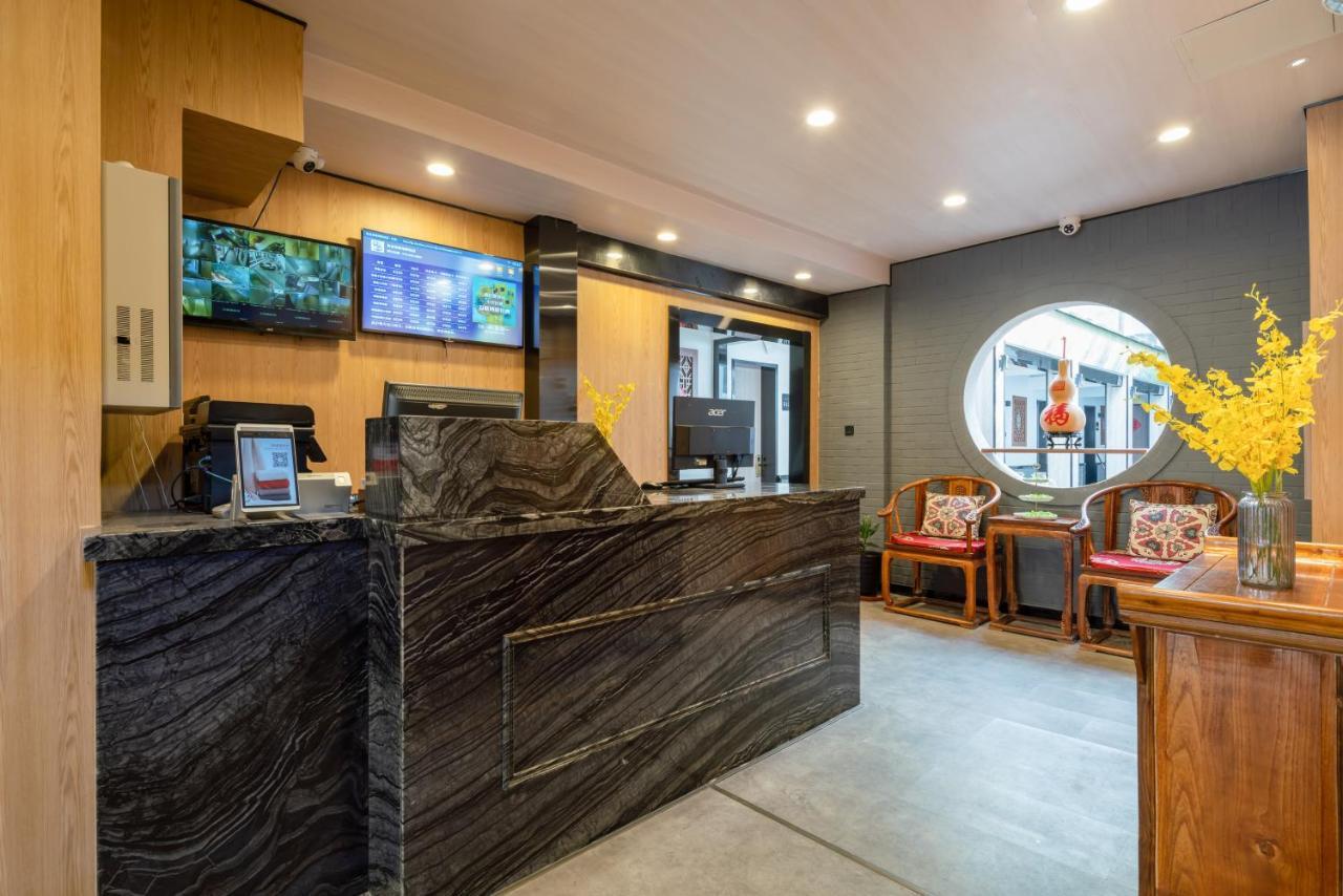 East Sacred Hotel ᴸᴱo---Foreign Accept---Tourism Service English-Speaking 丨 Near Tiananmen Forbidden City丨very Close To Metro Zhangzizhong And Beixinqiao 丨european Foot Ball English丨free Advance Tickets And Laundry Drying Service Coffee Snacks Πεκίνο Εξωτερικό φωτογραφία